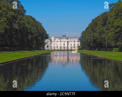 Romantisches rosa Schloss in Düsseldorf Schloss Benrath mit einem schönen Park und beeindruckenden Skulpturen Stockfoto