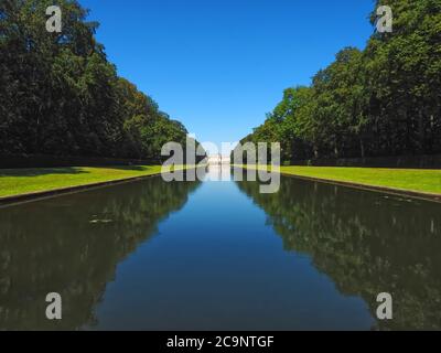 Romantisches rosa Schloss in Düsseldorf Schloss Benrath mit einem schönen Park und beeindruckenden Skulpturen Stockfoto