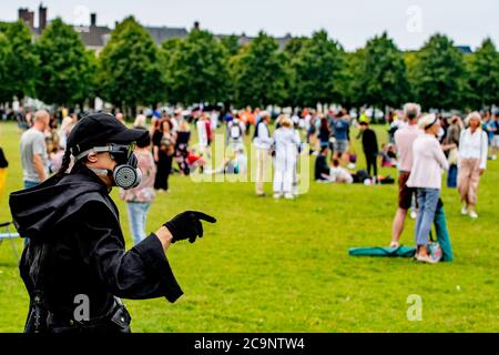Ein Protestler mit Gasmaske während der Demonstration.die Aktionsgruppe Virus Madness organisierte in Malieveld eine Demonstration gegen Coronavirus-Maßnahmen, die sie für unnötig halten. Stockfoto