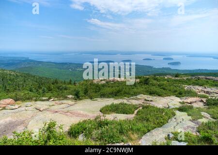 Blick auf Bar Harbor vom Cadillac Mountain im Acadia National Park Stockfoto