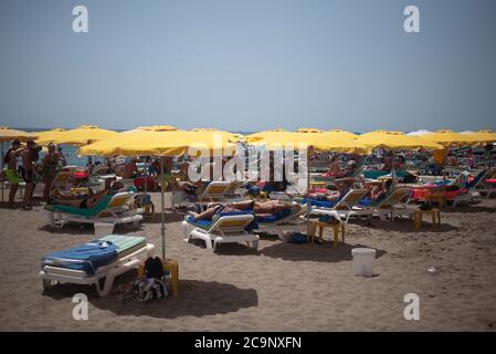 Malaga, Spanien. August 2020. Menschen, die das gute Wetter am Rincon Sol Strand von Torremolinos während eines heißen Sommertages genießen.die erste starke Hitzewelle trifft das Land mit hohen Temperaturen. In Andalusien sind laut der spanischen Meteorologischen Agentur die meisten Städte in orangefarbener Warnung mit Temperaturen über 40 Grad Celsius am Wochenende. Kredit: Jesus Merida/SOPA Images/ZUMA Wire/Alamy Live Nachrichten Stockfoto