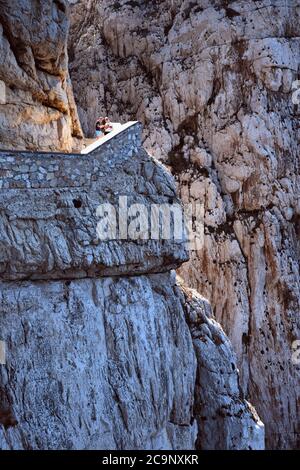 Blick auf die Treppe zur Neptun-Grotte in der Nähe von Alghero, Italien Stockfoto