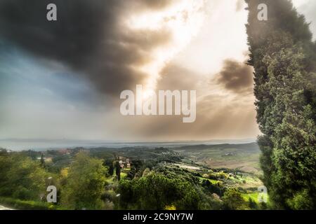 Dunkle Wolken über der Landschaft in der Toskana, Italien Stockfoto