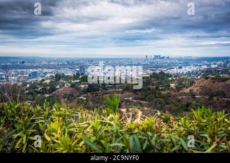 Los Angeles gesehen vom Bronson Canyon an einem bewölkten Tag. Kalifornien, USA Stockfoto