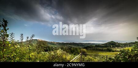 Dunkle Wolken über Toskana, Italien Stockfoto