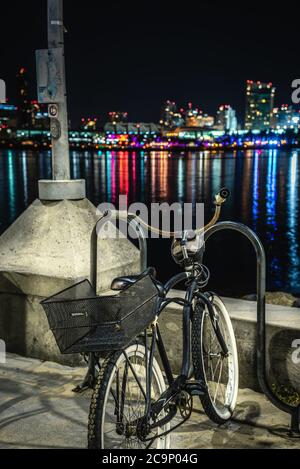 Fahrrad am Ufer auf der Coronado Insel mit Downtown San Diego im Hintergrund. Kalifornien, USA Stockfoto