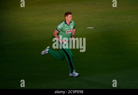 Irlands Craig Young läuft beim zweiten One Day International der Royal London Series beim Ageas Bowl in Southampton zum Bowl. Stockfoto