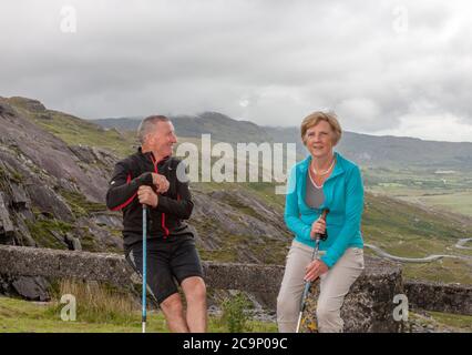 Healy Pass, Cork, Irland. August 2020. Pat und Ann Tangney aus Killarney machen eine Pause von ihrer Bergwanderung auf dem Healy Pass, bevor sie ihre Wanderung nach glengarriff, Co. Cork, Irland, fortsetzen - Credit; David Creedon / Alamy Live News Stockfoto