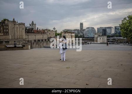 Touristen genießen die nahe Leere rund um die normalerweise geschäftigen Touristenviertel des Tower of London an einem Freitag Nachmittag, Post Coronavirus Lockdown, Großbritannien Stockfoto