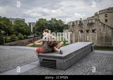 Touristen genießen die nahe Leere rund um die normalerweise geschäftigen Touristenviertel des Tower of London an einem Freitag Nachmittag, Post Coronavirus Lockdown, Großbritannien Stockfoto