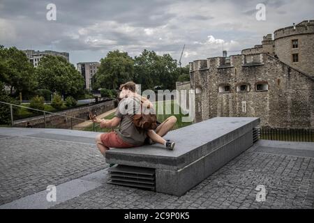 Touristen genießen die nahe Leere rund um die normalerweise geschäftigen Touristenviertel des Tower of London an einem Freitag Nachmittag, Post Coronavirus Lockdown, Großbritannien Stockfoto