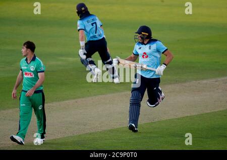 Die Engländer David Willey (rechts) und Sam Billings sichern sich Läufe während des zweiten One Day International der Royal London Series im Ageas Bowl, Southampton. Stockfoto