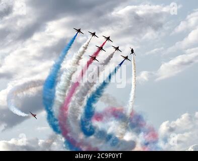 Rote Pfeile, die die Tornado-Formation fliegen Stockfoto