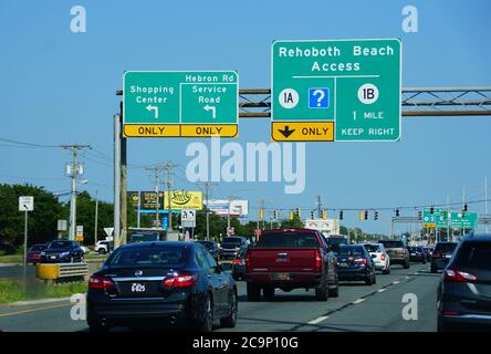 Rehoboth Beach, Delaware, USA - 29. Juni 2020 - Blick auf den geschäftigen Verkehr im Sommer auf der Route 1