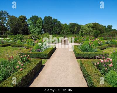 Schöne Orangerie am romantischen rosa Schloss in Düsseldorf Schloss Benrath mit einem schönen Park und beeindruckenden Skulpturen Stockfoto