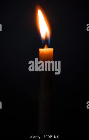 Brennender Kerzenständer auf schwarzem abstraktem Konzeptfoto Stockfoto