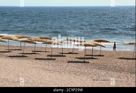 Beirut. August 2020. Foto vom 1. August 2020 zeigt den leeren Strand in Beirut, Libanon. Libanon registriert am Samstag 175 neue COVID-19 Infektionen, so dass die Gesamtzahl der Fälle in dem Land auf 4,730, während die Zahl der Todesfälle blieb 61, das Gesundheitsministerium berichtet. Quelle: Bilal Jawich/Xinhua/Alamy Live News Stockfoto