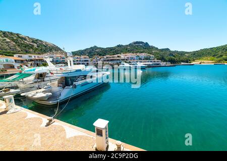 Luxus Yachten in Poltu Quatu Hafen. Costa Smeralda, Sardinien Stockfoto