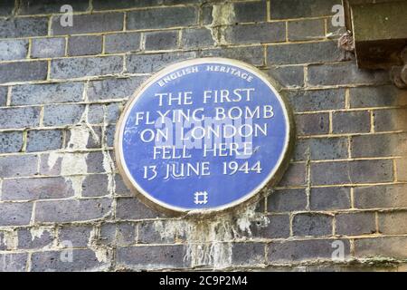 Blaue Plakette in Mile End, London, markiert die erste fliegende Bombe auf London während des 2. Weltkrieges Stockfoto