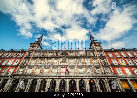 Casa de la Panaderia Gebäude in Plaza Mayor unter einem bewölkten Himmel, Spanien Stockfoto