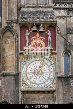 Nahaufnahme der Außenansicht der Wells Cathedral Uhr in Wells, Somerset, Großbritannien am 28. Juli 2020 Stockfoto