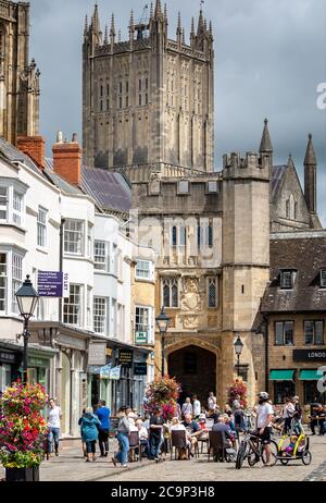 Am 28. Juli 2020 saßen die Leute draußen in Straßencafés vor der Wells Cathedral auf dem Marktplatz in Wells, Somerset, Großbritannien Stockfoto