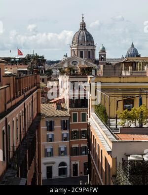 Blick von der Spanischen Treppe auf die Kuppel von Sant Ambrogio e Carlo al Corso, Rom, Italien Stockfoto