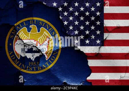 Flaggen der US Small Business Administration und USA auf rissige Wand gemalt Stockfoto