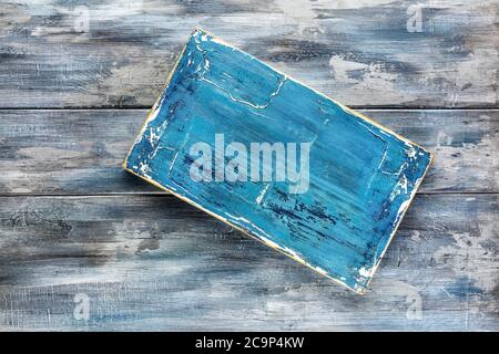 Verwitterter Hintergrund aus Holz. Rustikaler, schäbiger blauer Schreibtisch Stockfoto