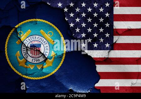 Flaggen der United States Coast Guard und USA auf rissige Wand gemalt Stockfoto