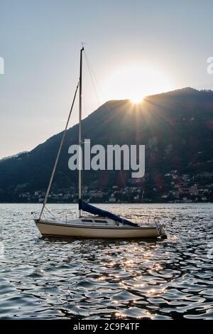 Segelboot auf dem Comer See (Lago di Como) vor dem Torno, kleines Dorf in Lecco, Italien, Europa Stockfoto