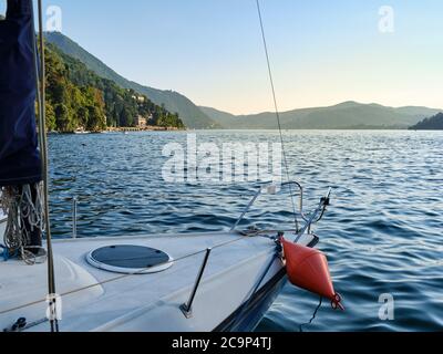 Segelboot auf dem Comer See (Lago di Como) vor dem Torno, kleines Dorf in Lecco, Italien, Europa Stockfoto