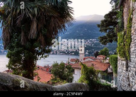 Suggestive Ecke des Dorfes Torno im Sommer Sonnenuntergang, Comer See, Lombardei, italienische Seen, Italien, Europa Stockfoto