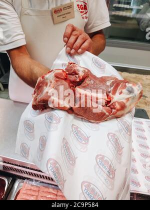 Budva, Montenegro - 01. august 2020: Der Metzger im Laden zeigt Fleisch. Stockfoto