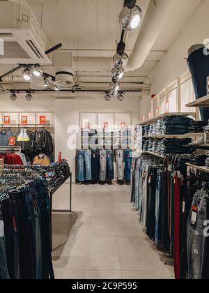 Budva, Montenegro - 01. august 2020: Jeans im Geschäft. Die Ware steht in den Regalen. Stilvolle Modeboutique. Stockfoto