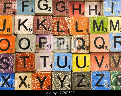 Handgemachte Holzalphabetblöcke mit Buchstaben. Vintage-Stil Hintergrund Stockfoto