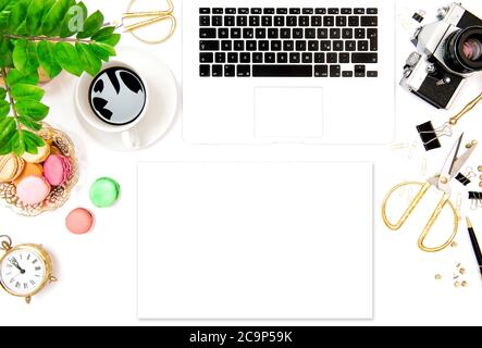 Flach Lay Mockup Hintergrund. Bürotisch mit Laptop. Platz für Bildmaterial Stockfoto