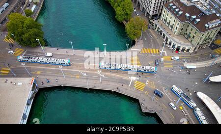 Flug über die Limmat in Zürich Schweiz Stockfoto