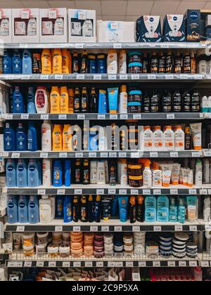 Budva, Montenegro - 01. august 2020: Sonnencreme in den Regalen im Supermarkt. Stockfoto
