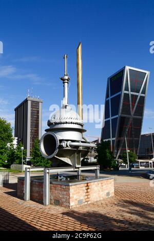 Maschinen aus ehemaligen Wasserwerken, eines der Tore Europas / KIO Towers auf RHS, Parque Cuarto Deposito, Madrid, Spanien Stockfoto