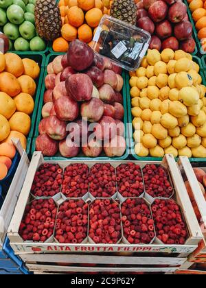 Budva, Montenegro - 01. august 2020: Früchte und Beeren im Laden. Stockfoto