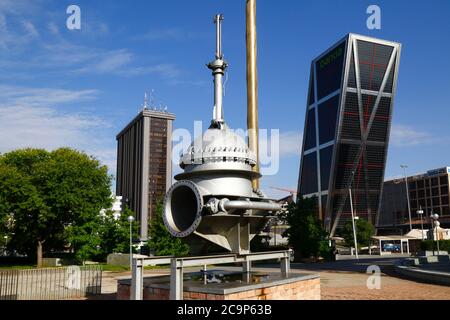 Maschinen aus ehemaligen Wasserwerken, eines der Tore Europas / KIO Towers auf RHS, Parque Cuarto Deposito, Madrid, Spanien Stockfoto