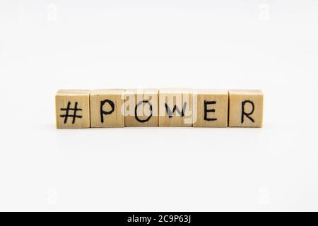 Ein Wort Macht mit Hashtag. Kleine Holzwürfel mit Buchstaben isoliert auf weißem Hintergrund mit Kopierplatz zur Verfügung. Konzeptbild mit Hashtag. Stockfoto