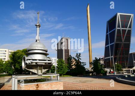 Maschinen aus ehemaligen Wasserwerken, eines der Tore Europas / KIO Towers auf RHS, Parque Cuarto Deposito, Madrid, Spanien Stockfoto