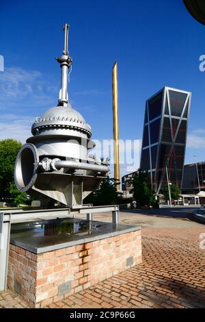 Maschinen aus ehemaligen Wasserwerken, eines der Tore Europas / KIO Towers auf RHS, Parque Cuarto Deposito, Madrid, Spanien Stockfoto