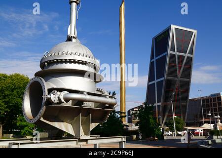 Maschinen aus ehemaligen Wasserwerken, eines der Tore Europas / KIO Towers auf RHS, Parque Cuarto Deposito, Madrid, Spanien Stockfoto