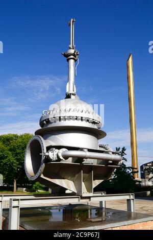 Maschinen aus ehemaligen Wasserwerken und Obelisco de la Caja / Calatrava, Parque Cuarto Deposito, Madrid, Spanien Stockfoto