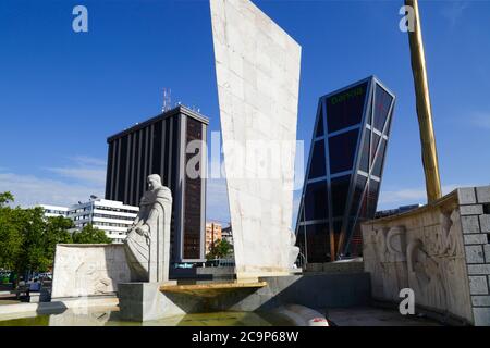 Denkmal für Jose Calvo Sotelo, eines der Tor von Europa / KIO Türme auf RHS, Plaza Castilla, Madrid, Spanien Stockfoto