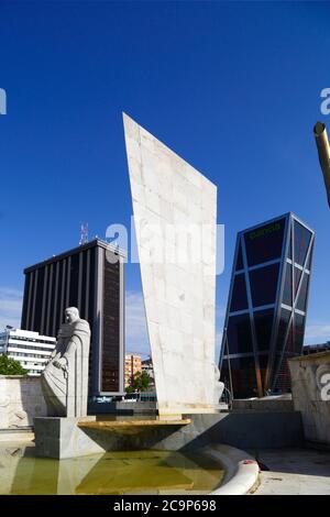 Denkmal für Jose Calvo Sotelo, eines der Tor von Europa / KIO Türme auf RHS, Plaza Castilla, Madrid, Spanien Stockfoto