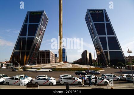 Taxis parken vor dem Tor von Europa / KIO Towers, Plaza Castilla, Madrid, Spanien Stockfoto